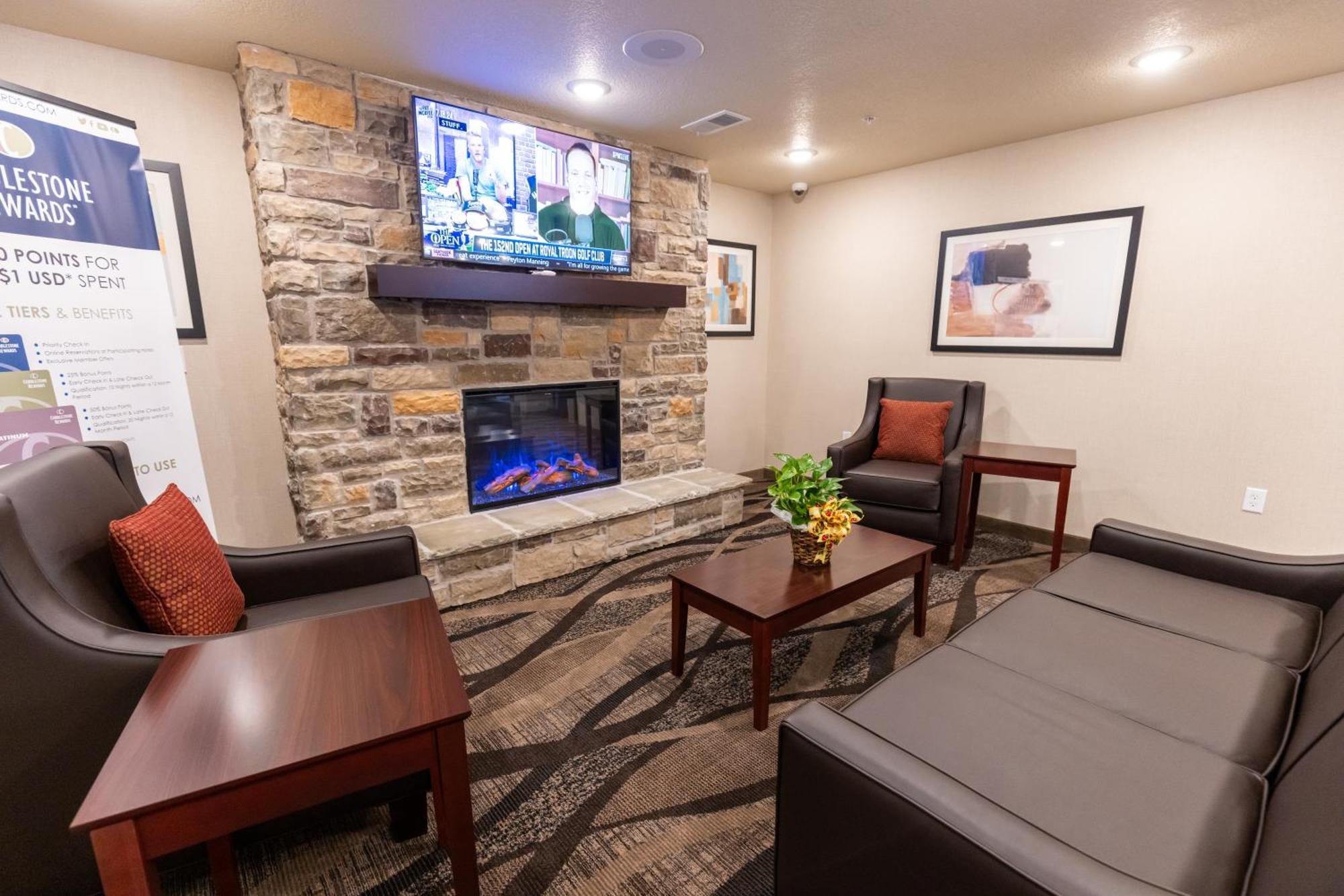 Cobblestone Inn & Suites - Winters Экстерьер фото