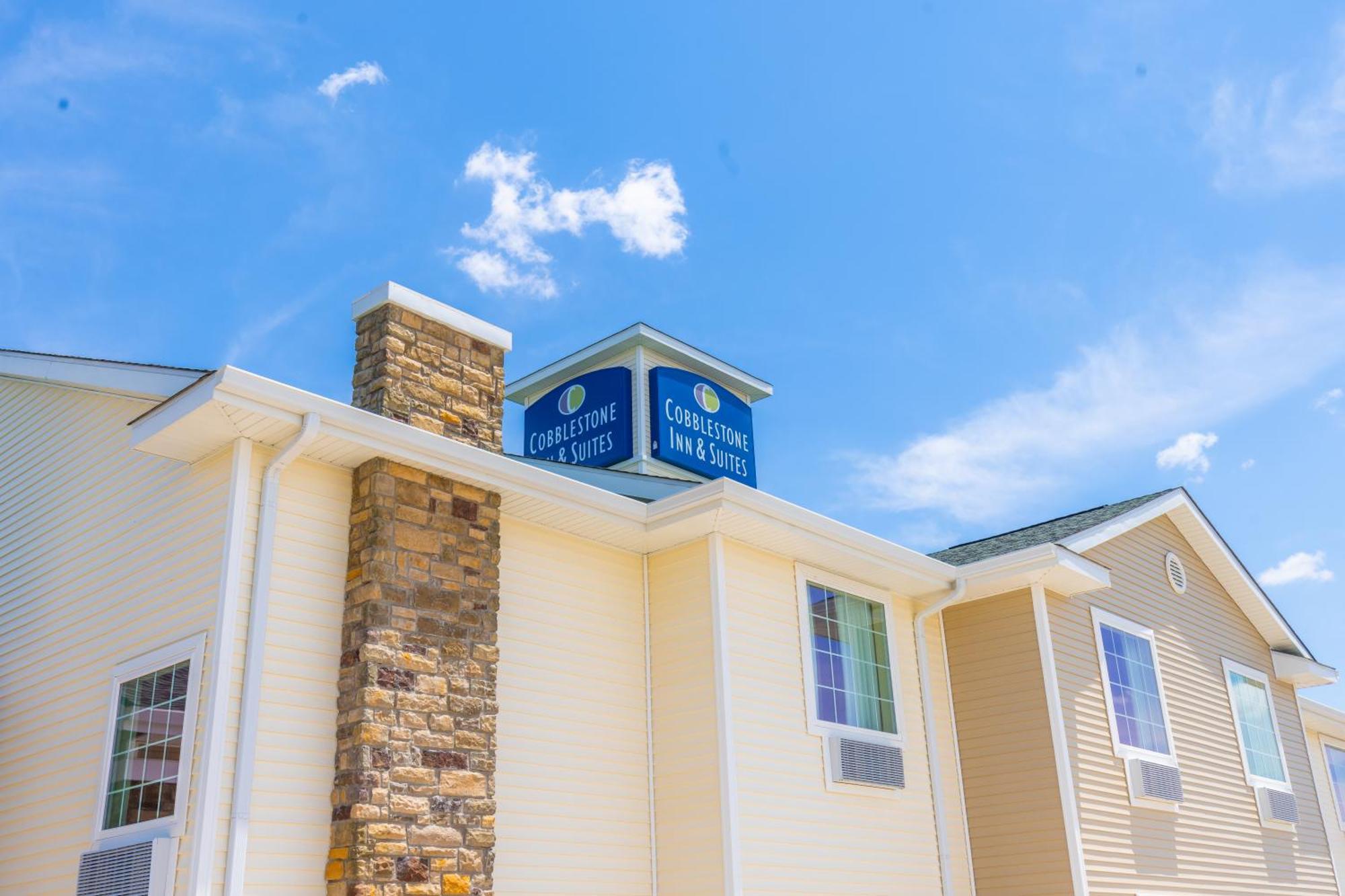 Cobblestone Inn & Suites - Winters Экстерьер фото