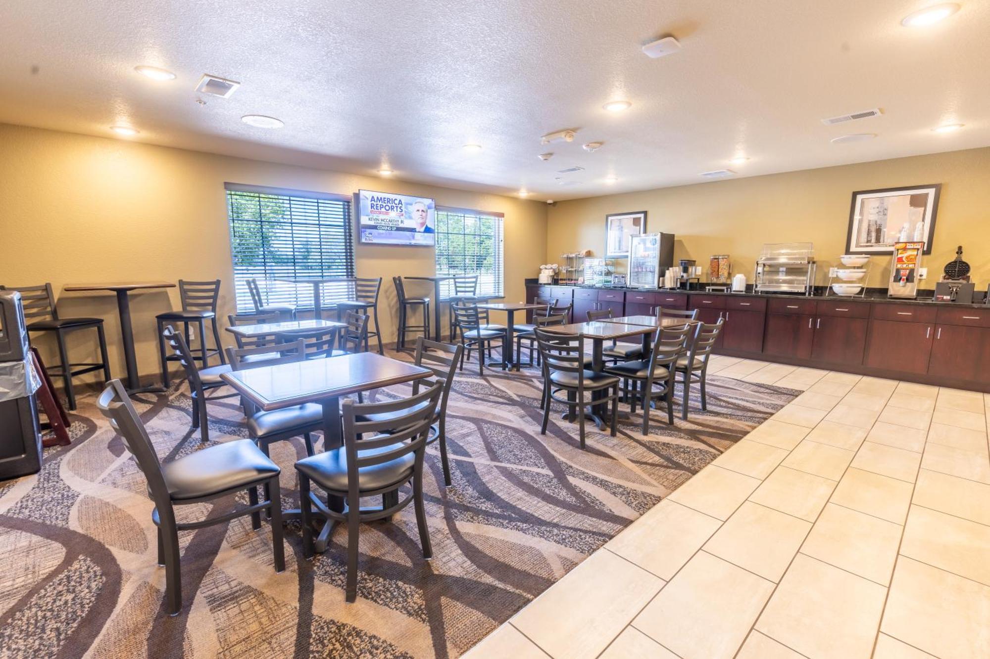 Cobblestone Inn & Suites - Winters Экстерьер фото